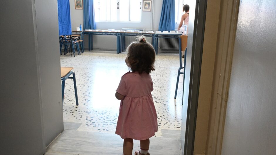 Ευρωεκλογές: Όσοι και όσα έκλεψαν την παράσταση μπροστά από τις κάλπες – Φωτογραφίες