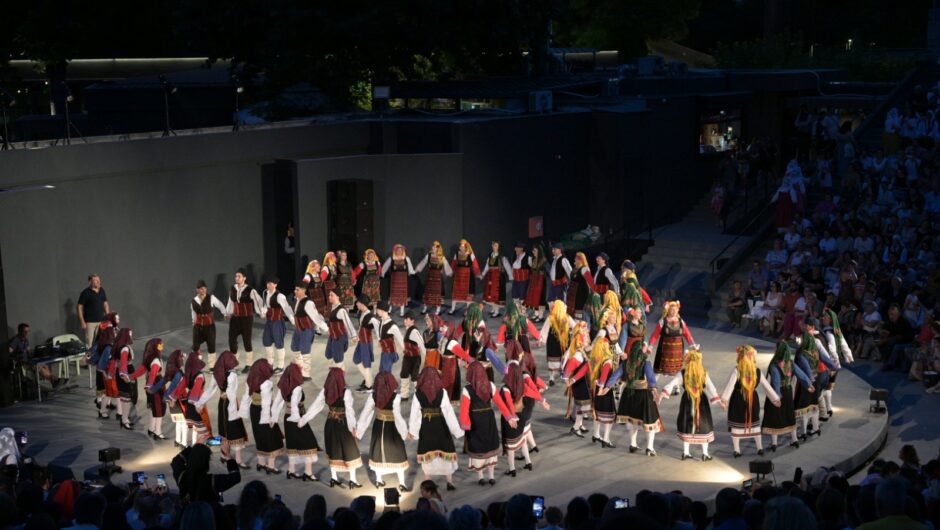 Λάρισα: Καταχειροκροτήθηκαν τα τμήματα του ΚΕΛΕ στο Κηποθέατρο Αλκαζάρ για το χορευτικό τους «ταξίδι» στην παράδοση (φωτό)