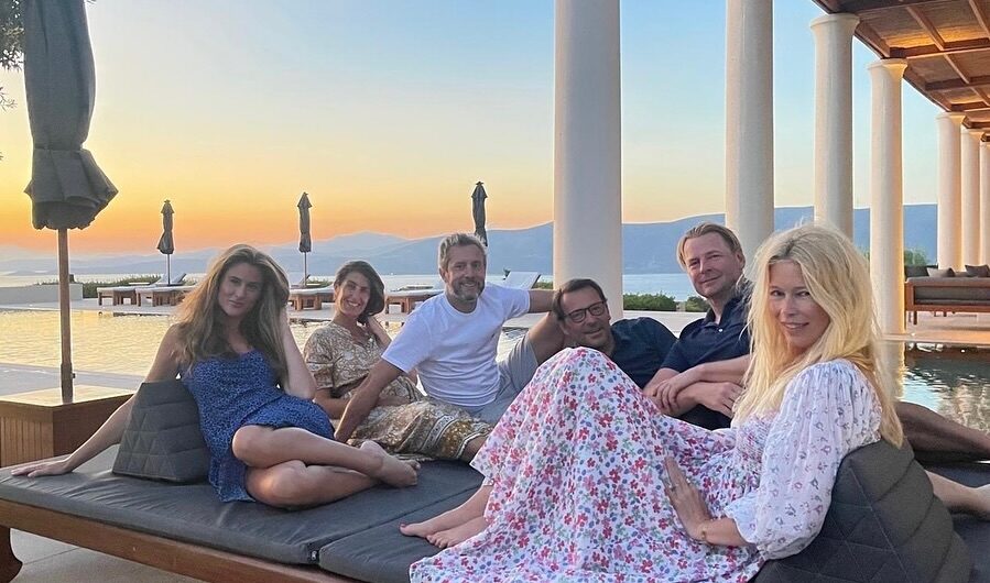 H Claudia Schiffer κάνει διακοπές στη Σαντορίνη – Οι εντυπωσιακές φωτογραφίες της