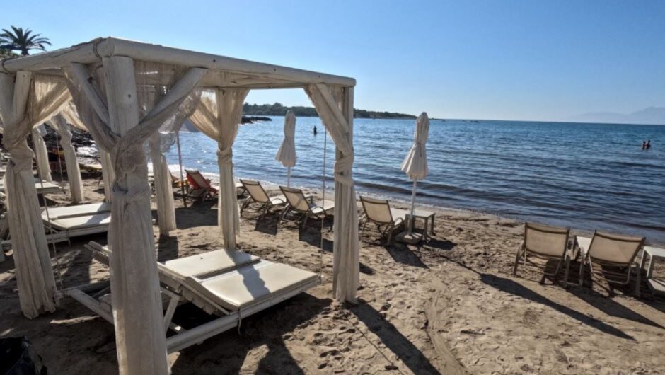 Το αλαλούμ της ξαπλώστρας στα παράλια που επισκέπτονται Λαρισαίοι: Τους καταχρέωσαν και τους είπαν ότι αν σηκωθούν τις έχασαν και θα τις δώσουν αλλού…