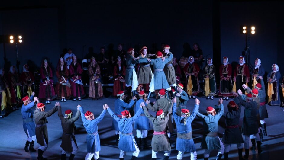 Σε παγκόσμιους χορευτικούς «ρυθμούς» η Λάρισα: Κατάμεστο το Κηποθέατρο για το 3ο Διεθνές Φεστιβάλ Παραδοσιακών Χορών (φωτό – βίντεο)