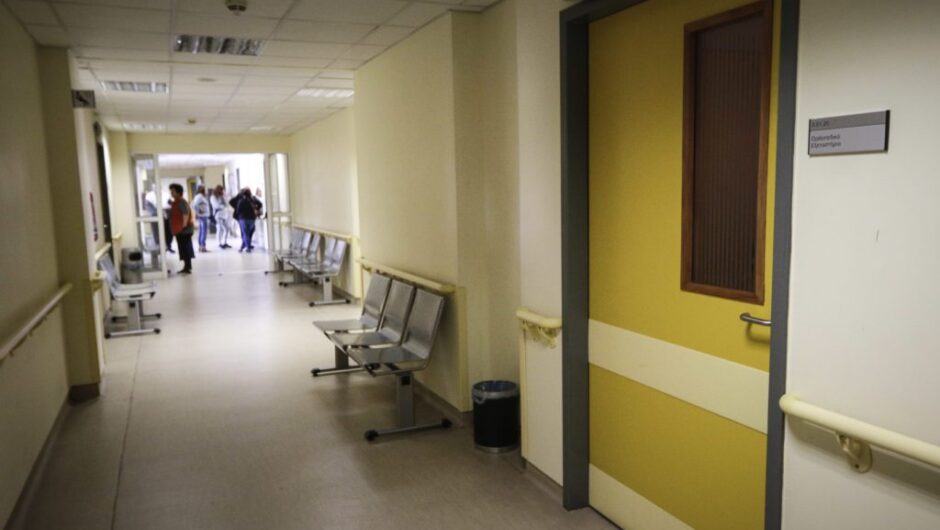 Εδώ και πέντε χρόνια το ΕΣΥ περιμένει… στα επείγοντα – 3 εκλογικές αναμετρήσεις και 4 υπουργούς μετά, η δημόσια υγεία εξακολουθεί να καταρρέει