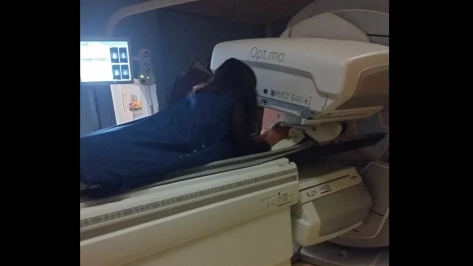 «Να μάθουμε ότι η καρδιά γεμίζει δίνοντας»: Συγκινητική πράξη από ακτινολόγο – Μπήκε μαζί με εγκαταλελειμμένο βρέφος σε αξονικό τομογράφο