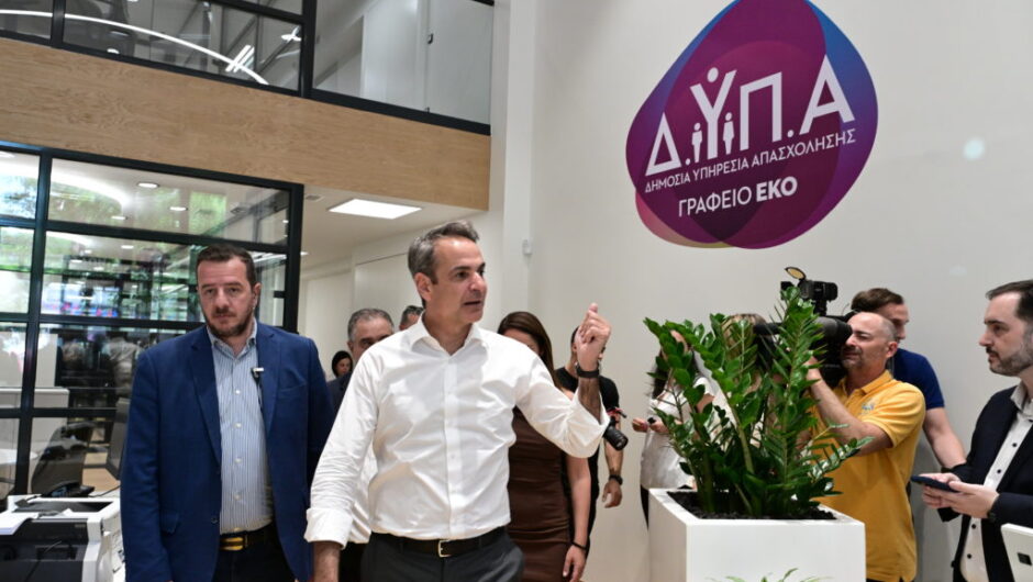 Τσεκούρι από τον Σεπτέμβριο στα επιδόματα ανεργίας – Η κυβέρνηση βάζει φωτιά σε ένα από τα τελευταία μετερίζια του κοινωνικού κράτους
