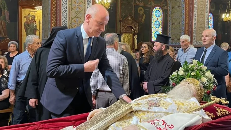 Η «selfie» του γαλάζιου βουλευτή με τον νεκρό Μητροπολίτη