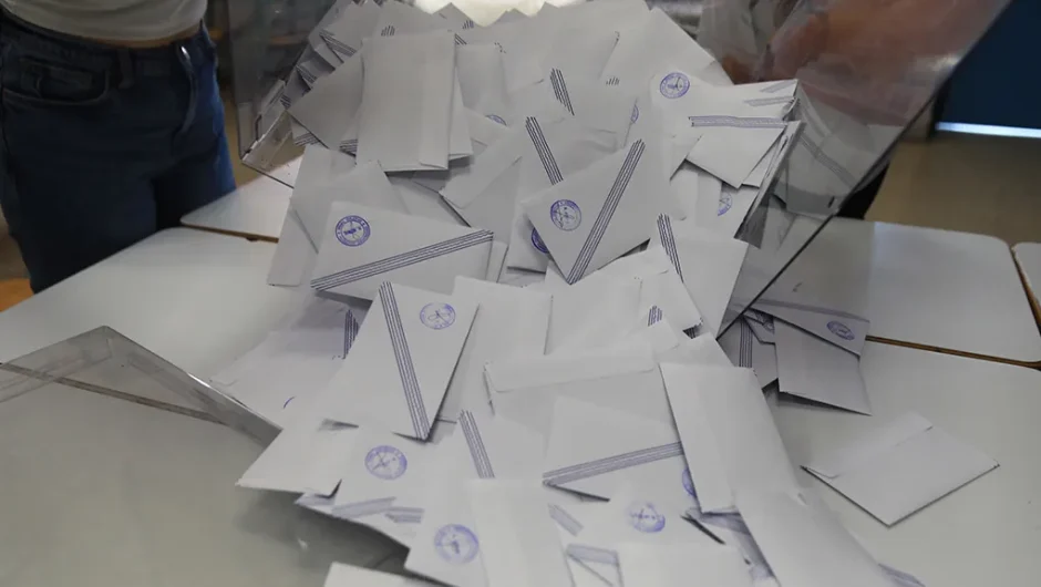 Με απορρόφηση, συγχώνευση ή ανασύσταση;