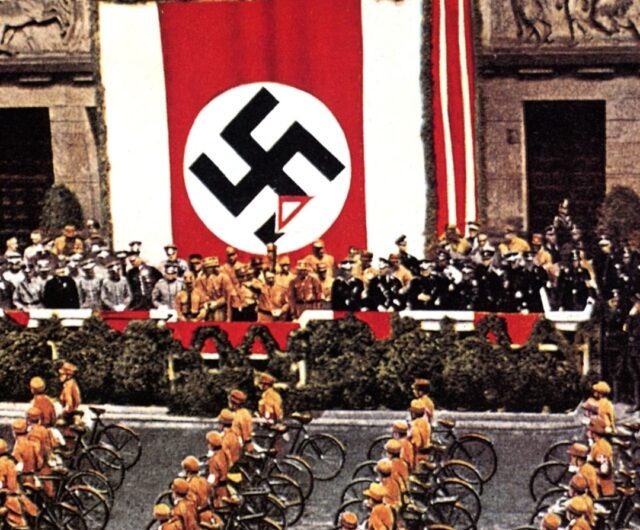 Η ΝΥΧΤΑ ΤΩΝ ΜΕΓΑΛΩΝ ΜΑΧΑΙΡΙΩΝ: ΟΤΑΝ Ο ΧΙΤΛΕΡ ΕΚΤΕΛΕΣΕ ΕΚΑΤΟΝΤΑΔΕΣ ΝΑΖΙ