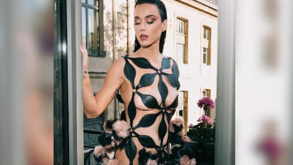 Το άκρως αποκαλυπτικό φόρεμα της Κέιτι Πέρι για την εμφάνισή της σε σόου της Vogue στο Παρίσι