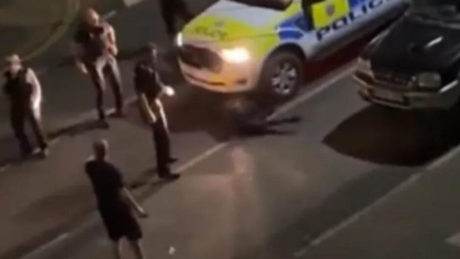 Βρετανία / Αστυνομικός έπεσε πάνω σε αγελάδα με το υπηρεσιακό του όχημα – Δείτε το απίστευτο βίντεο