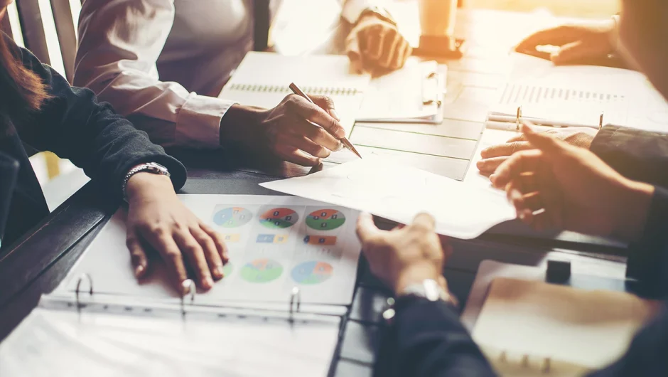 Δουλεύουμε σχεδόν έξι μήνες τον χρόνο για να πληρώνουμε μόνο φόρους και εισφορές