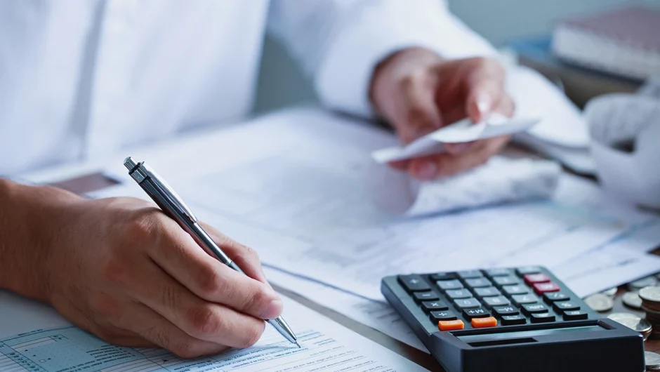 Πώς και πότε η εφορία βάζει στο αρχείο τα χρέη των φορολογούμενων