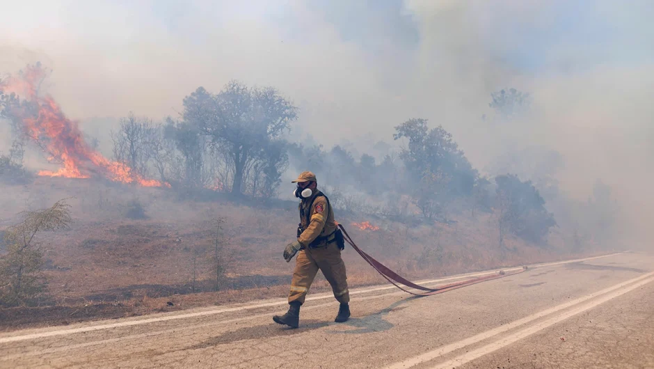 Εκρηκτικός συνδυασμός ζέστης, ξηρασίας και μελτεμιού – Ακραίος σήμερα ο κίνδυνος πυρκαγιάς – Σε κατάσταση συναγερμού οι Αρχές