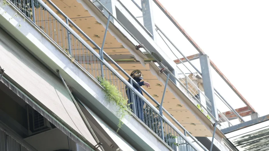 Λάρισα: Τρεις γυναίκες απεγκλωβίστηκαν από πολυκατοικία στο κέντρο της πόλης λόγω φωτιάς και μεταφέρθηκαν στο νοσοκομείο