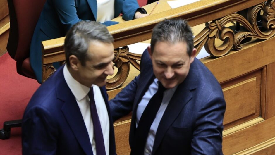 Χυδαιότητες Πέτσα: Ειρωνεύεται για το κλείσιμο της Αυγής – «Περαστικά σύντροφοι»