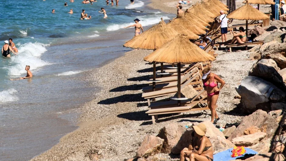 Ο τιμοκατάλογος της ξαπλώστρας: Πόσο κοστίζει το σετ – Απαγορευτικό το κόστος για μία οικογένεια