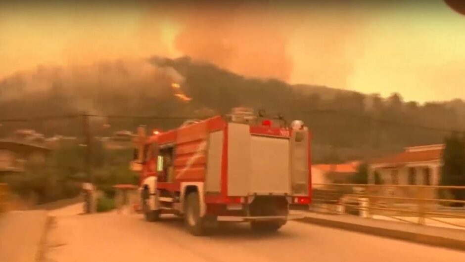 Πυρκαγιές / Μάχη με τις φλόγες σε Ηλεία, Αχαΐα, Αργολίδα – Μπαράζ εκκενώσεων και καμένα σπίτια