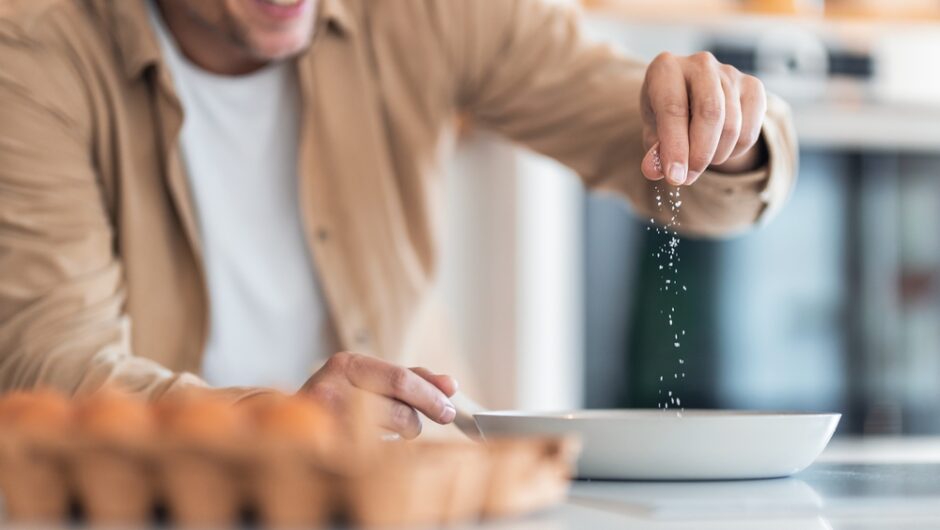 Αλάτι: Τα σημάδια που αποκαλύπτουν ότι καταναλώνετε πολύ
