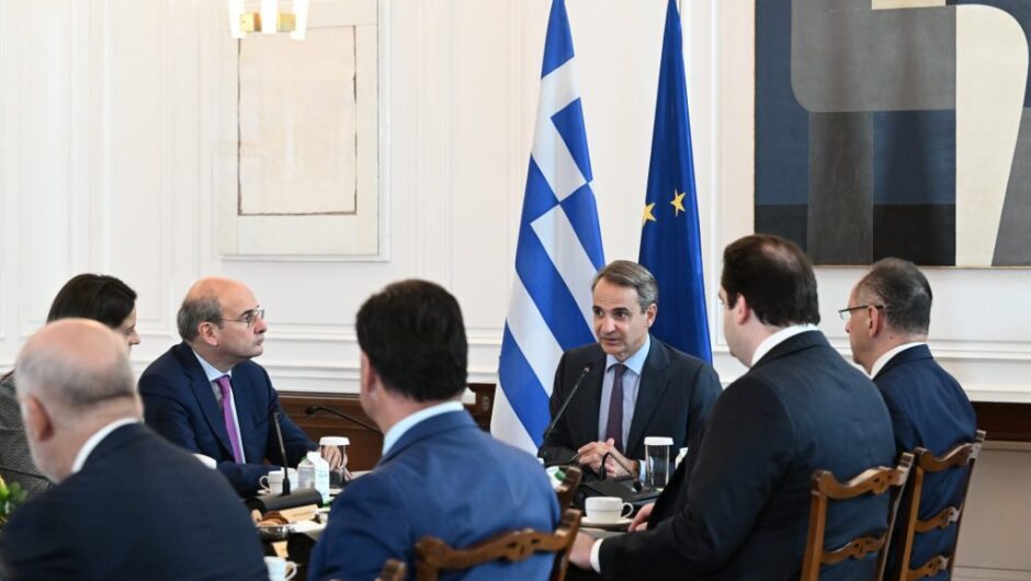 Κυβέρνηση: Οι κόκκινες κάρτες που την απειλούν και δεν τις γλιτώνει με αλλαγή προσώπων