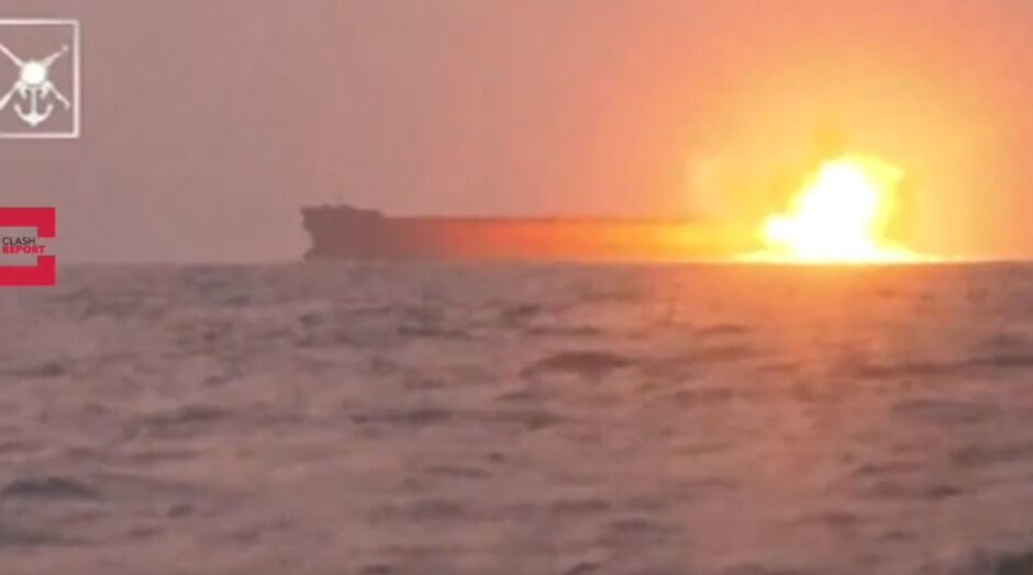 Καρέ – καρέ η στιγμή της επίθεσης από τους Χούθι σε ελληνόκτητο πλοίο (Video)
