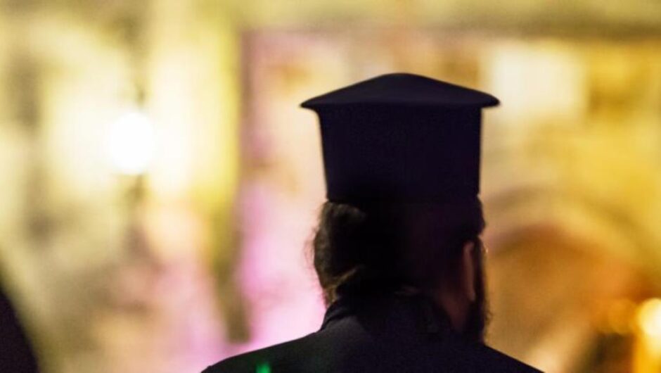 Χαμός στην Κηφισιά: Παπαδιά «τσάκωσε» ιερέα σε ξενοδοχείο ημιδιαμονής