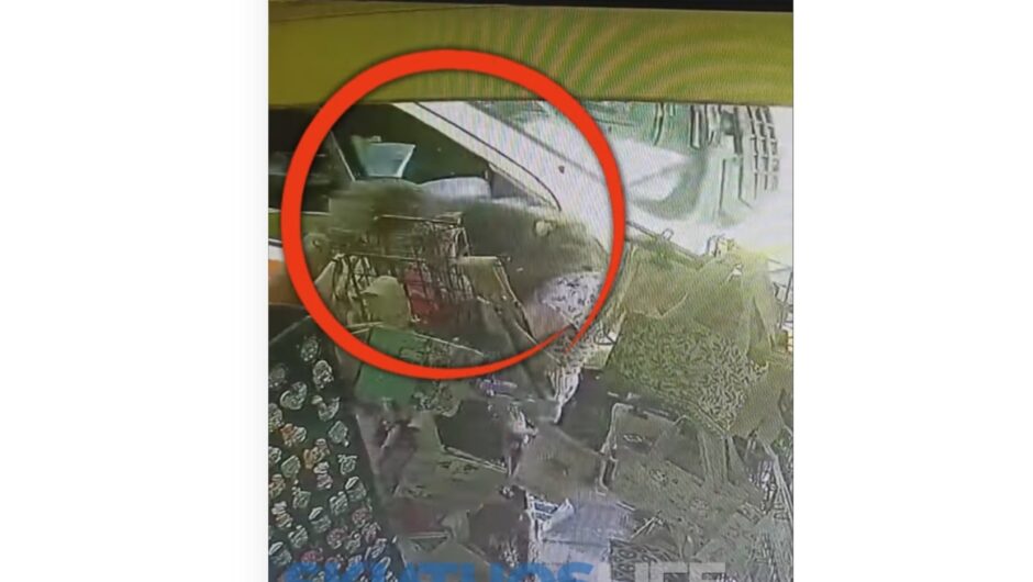 Δείτε βίντεο: Aδιανόητο ατύχημα στην Σκιάθο – Ασθενοφόρο του ΕΚΑΒ παρέσυρε δύο γυναίκες