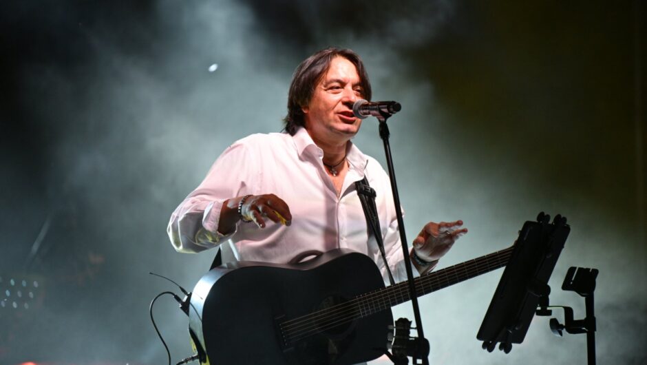 «Μάγεψε» το κοινό της Λάρισας ο Γιάννης Κότσιρας σε μία μοναδική συναυλία στην κατάμεστη πλατεία της Νίκαιας (φωτό – βίντεο)