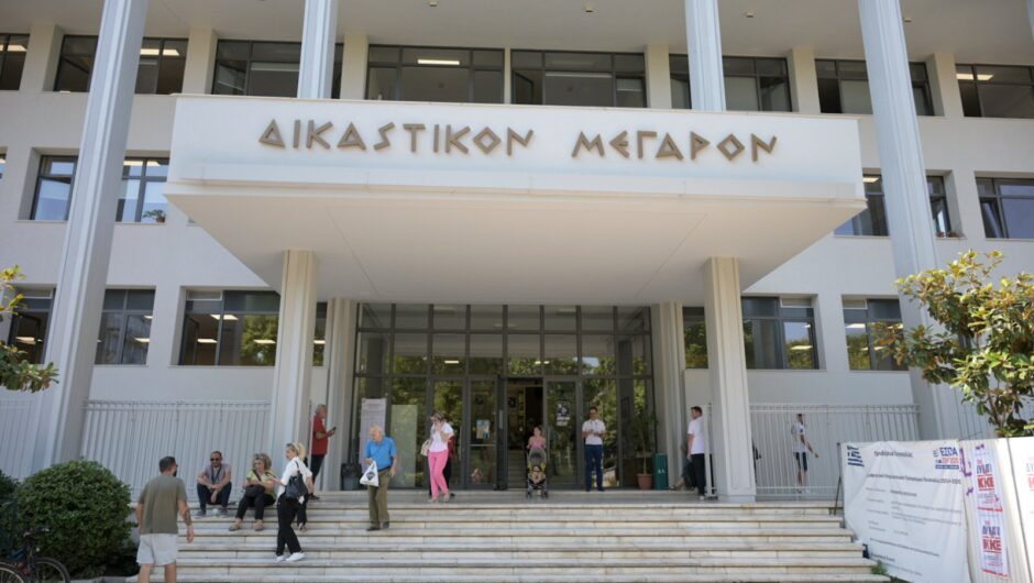 Τέμπη: Υπόμνημα με πέντε ερωτήματα υποβάλλουν συγγενείς των θυμάτων στα δικαστήρια στη Λάρισα