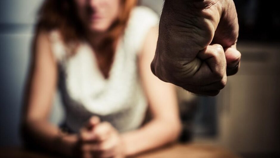 Ενδοοικογενειακή βία: 80 περιστατικά και 55 συλλήψεις την Κυριακή σε όλη τη χώρα