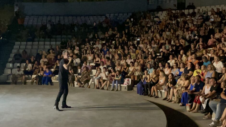 «Τρέλες στις Σεϋχέλλες» στο Κηποθέατρο Αλκαζάρ: Μαντώ, Μπίγαλης, Πωλίνα και Βόσσου στο απόλυτο καλοκαιρινό πάρτι της Λάρισας (φωτό – βίντεο)