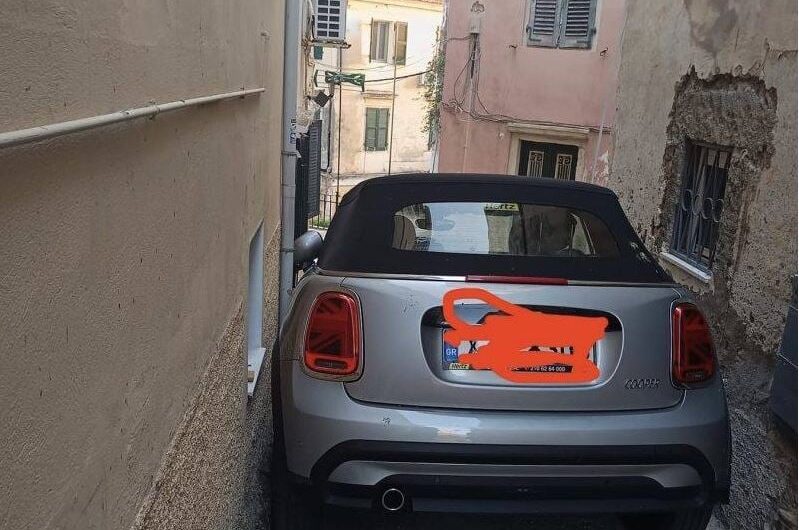 Κέρκυρα: Οδηγός… κατάφερε να σφηνώσει το αμάξι του σε καντούνι – Κλήθηκε γερανός να το μετακινήσει