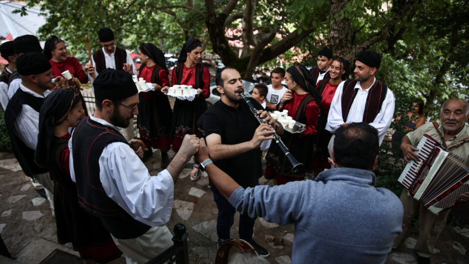 Αναβίωσε το έθιμο του βλάχικου γάμου στον Άγιο Νικόλαο – Δείτε φωτογραφίες (βίντεο)