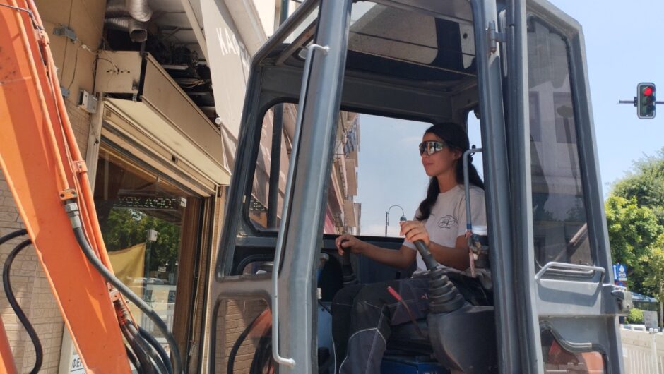 Αυτή είναι η μοναδική γυναίκα χειρίστρια εκσκαφέα στην Ελλάδα – Είναι Λαρισαία και μόλις 23 ετών! (φωτο)