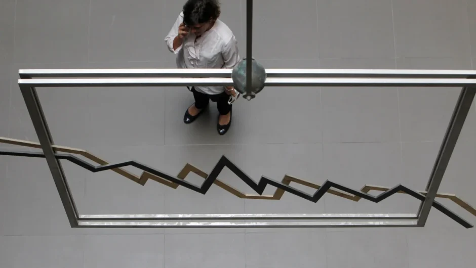 UBS: Οι Έλληνες έχουν χάσει πάνω από 30% του πλούτου τους τη δεκαπενταετία 2008 – 2023