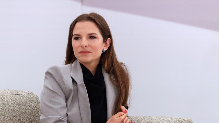 Εριέττα Κούρκουλου – Λάτση: “Ξέρεις ποιος είμαι εγώ;” – “Υπάρχει τεράστια βρώμα στην εξουσία και το χρήμα”