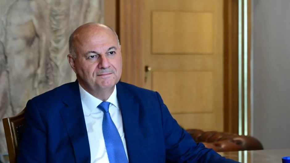 «Όποιος καεί στον… Αυγενάκη, φυσάει και το γιαούρτι»