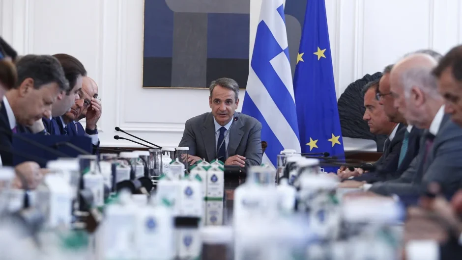 Βουλευτές ΝΔ: «Οι πολίτες μάς λένε ότι δεν βγάζουν τον μήνα κι εμείς…»