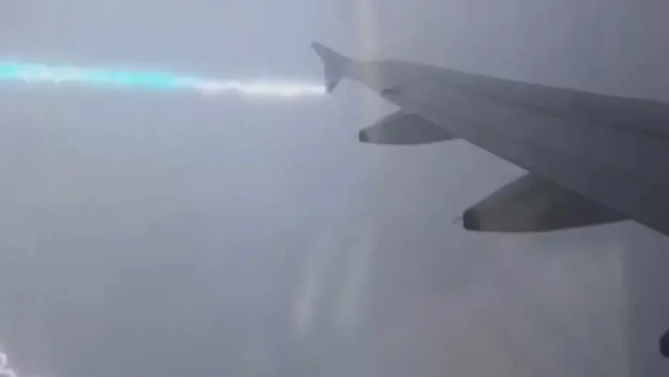 Αεροπλάνο της British Airways χτυπήθηκε από κεραυνό εν ώρα προσγείωσης – Συγκλονιστικό βίντεο