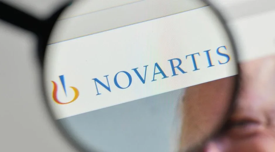 Στην αντεπίθεση για τις κουκούλες της Novartis – Πολιτικά πρόσωπα ζητούν από τη Δικαιοσύνη να αποκαλύψει τις ταυτότητες των μαρτύρων
