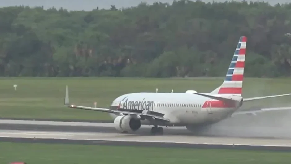 Βίντεο: Σκάνε τα λάστιχα του αεροπλάνου κατά την απογείωση – «Ακούσαμε κρότο και είδαμε φλόγες»