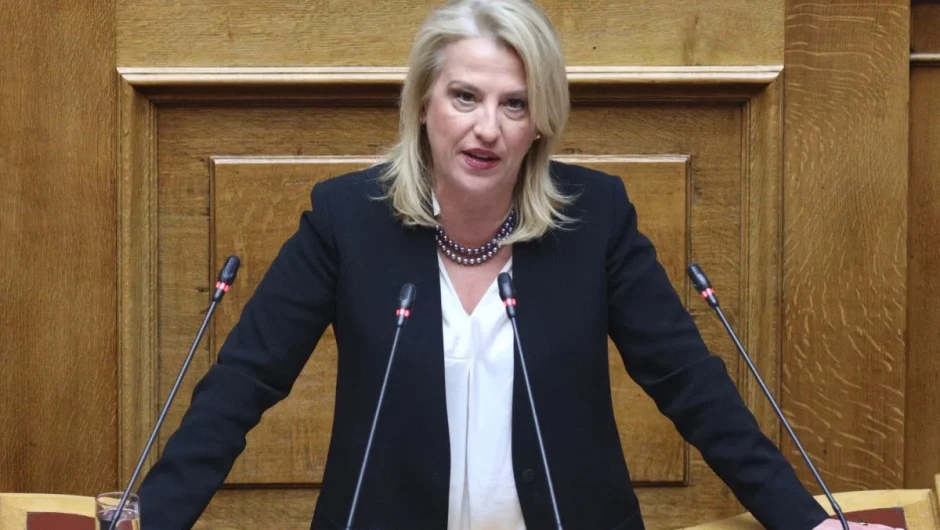 Ρένα Δούρου: Ομοιότητες