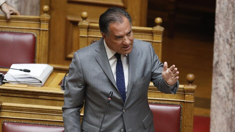 Άδωνις Γεωργιάδης / Προκλητικό σόου στη Βουλή – «Το θέμα των υποκλοπών έληξε, τελεία»