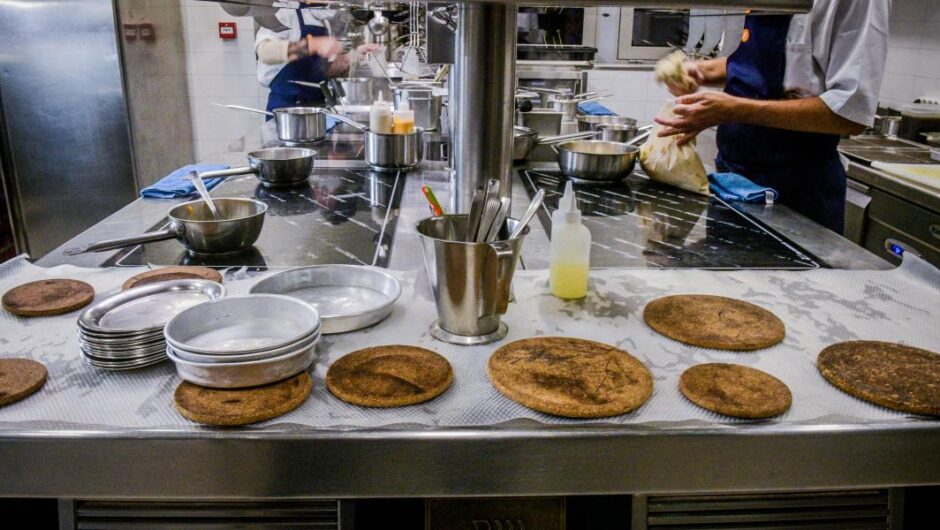 Τουρισμός / Πεθαίνοντας στην κουζίνα ή σιδερώνοντας σεντόνια – Η γαλέρα χωρίς αργίες και ρεπό