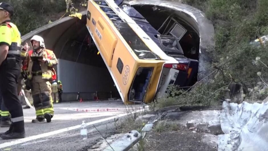 Ισπανία / Τρομακτικό ατύχημα με λεωφορείο – Σηκώθηκε όρθιο σε σήραγγα (βίντεο)