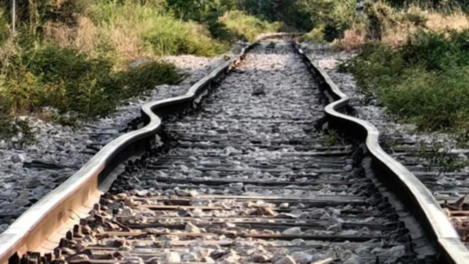 Στράβωσαν από τη ζέστη οι γραμμές του Προαστιακού στην Πάτρα