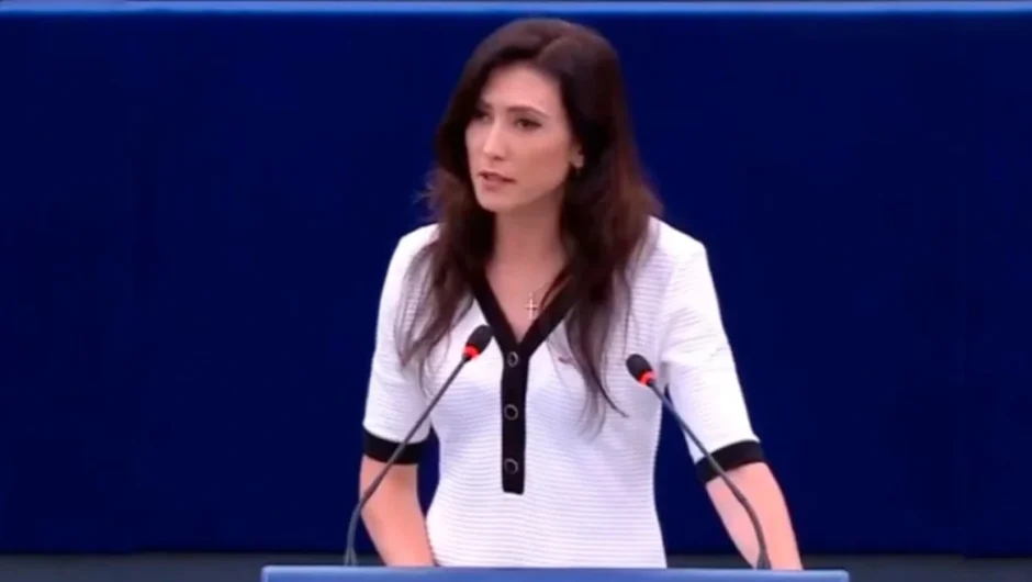 ΕΕ: «Θα έπρεπε να είστε φυλακή» – Ποια είναι η Πολωνή ευρωβουλευτής που επιτέθηκε στη Φον ντερ Λάιεν