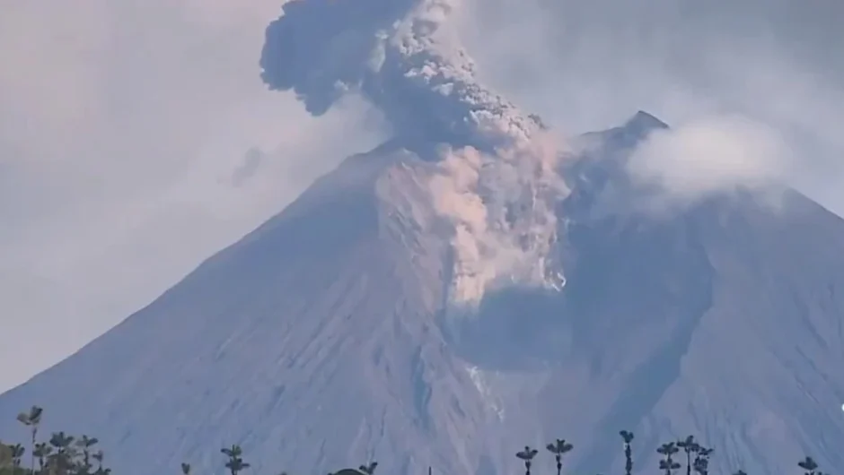Ισημερινός: Ηφαίστειο βρυχάται και νέφος τέφρας πλήττει κοινότητες – Δείτε ΒΙΝΤΕΟ