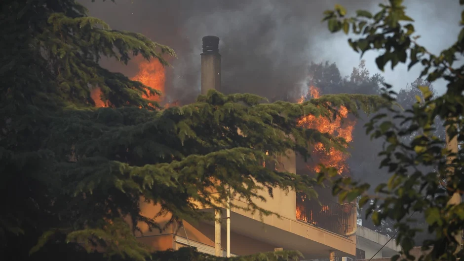 Η πόλις εάλω – Το σαρωτικό πέρασμα της πυρκαγιάς σε 20 καρέ