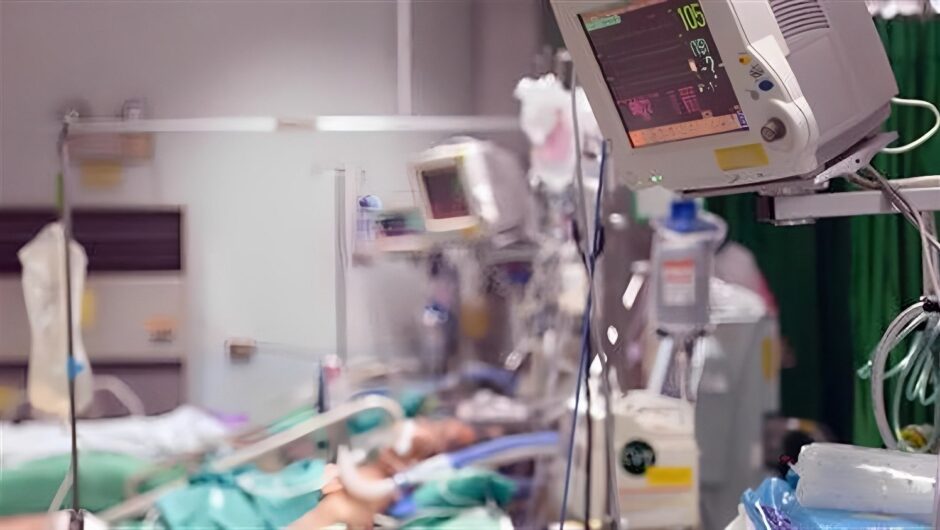 Σε σοβαρή κατάσταση με συντριπτικό κάταγμα νοσηλεύεται η 27χρονη Λαρισαία που επιχείρησε να βάλει τέλος στη ζωή της πέφτοντας από μπαλκόνι