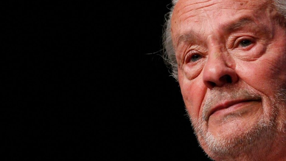 Αλέν Ντελόν: Η επιθυμία του να θανατωθεί ο σκύλος του και να ταφεί μαζί του ξεσήκωσε θύελλα αντιδράσεων