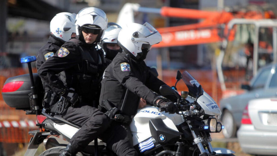 Λάρισα: Αυτοκίνητο στη λεωφόρο Καραμανλή έπεσε πάνω σε μοτοσυκλέτα της ΔΙΑΣ και τραυμάτισε σοβαρά αστυνομικό!